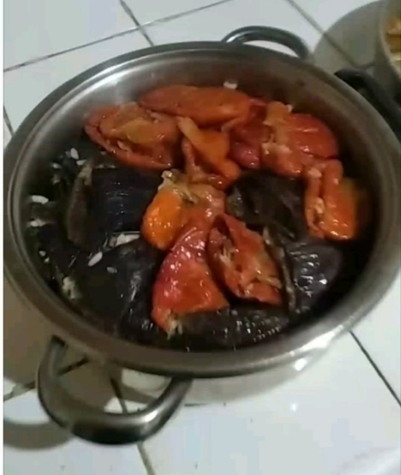 Elit bir kişiliğe sahip olduğum için sarmaları tencere ile birlikte masaya lapp diye koydumm 😂 iyi yapmışmıyım?