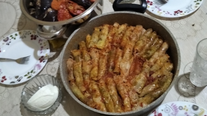 Elit bir kişiliğe sahip olduğum için sarmaları tencere ile birlikte masaya lapp diye koydumm 😂 iyi yapmışmıyım?