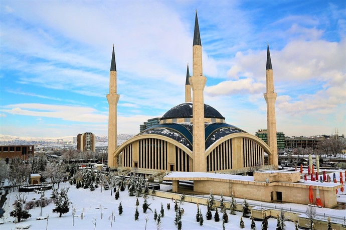 Ankara da tek kişi olarak yaşamak ve yoksulluk seviyesinde olmamak için gereken aylık maaş tutarı nedir?