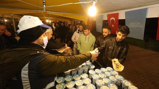 Gaziantep Büyükşehir Belediyesi, üniversiteye hazırlanan ögrencilere ücretsiz yemek dağıtıyor! İlinizde böyle projeler var mı?