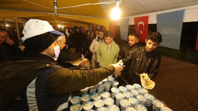 Gaziantep Büyükşehir Belediyesi, üniversiteye hazırlanan ögrencilere ücretsiz yemek dağıtıyor! İlinizde böyle projeler var mı?