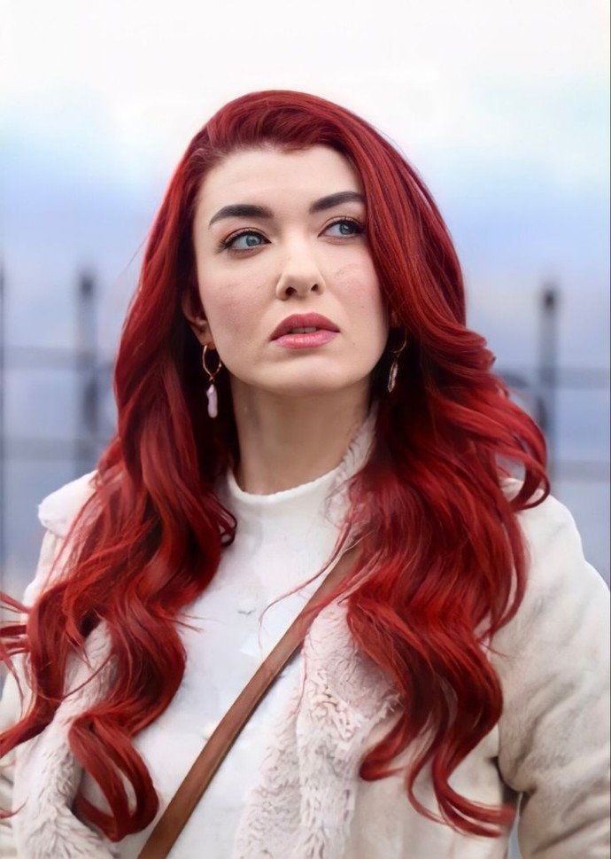 Seni güzel yapan kızıl saçların