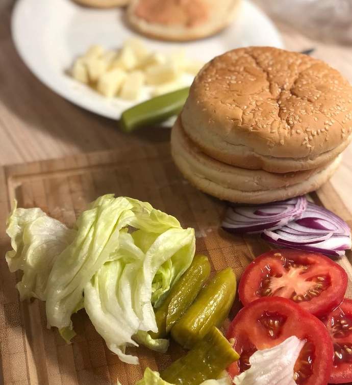 Evde hazırlanan fastfoodu mu yoksa hazır olanı mı daha lezzetli buluyorsun?