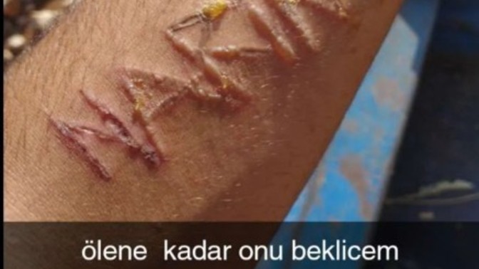 Sevdiğiniz ismini böyle koluna yazar mısınız?