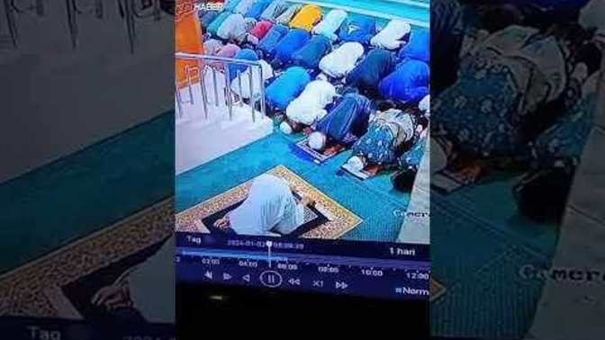 Imam kalp krizi geciriyor cemmat ise namaza devam ediyor. Bu video hakkında ne düşünüyorsunuz?
