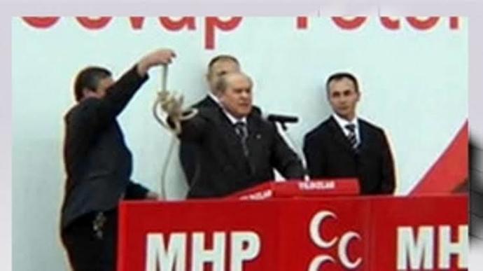 Sevgilim bir türlü iktidar olamıyor ne yapabiliriz?