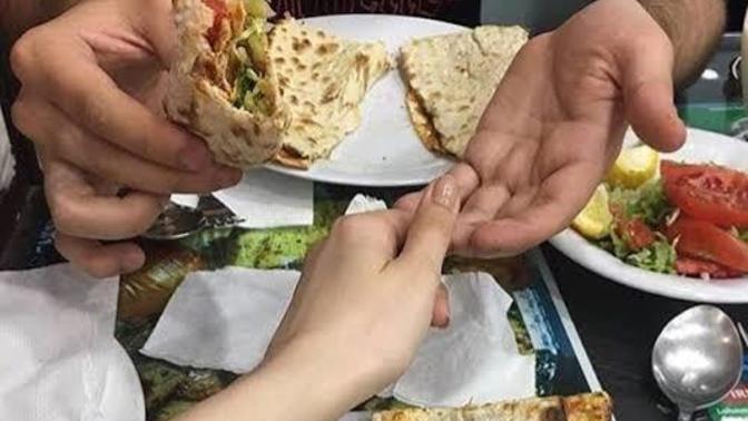 Lahmacunu çatal bıçakla yiyen flörtten olur mu?