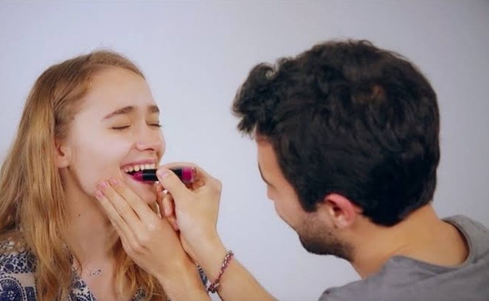 Sevgilinize eğlence amaçlı makyaj yapar mısınız😂 ?