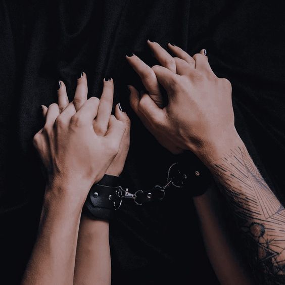 Seks esnasında ellerinizin bağlanması ya da partnerinizi bağlamak hoşunuza gider mi?