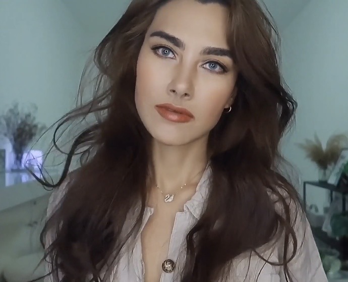 Makyaj ve lensle çirkin biri güzelleşir mi? Bu kız ne kadar fark atmış eski haline?