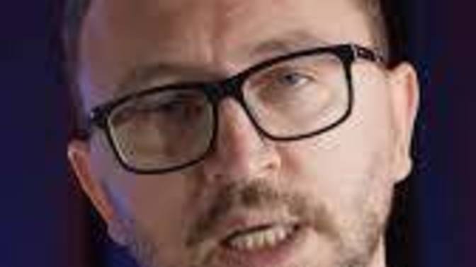 Murat Soner neden yapmacık hareketler yapıyor?