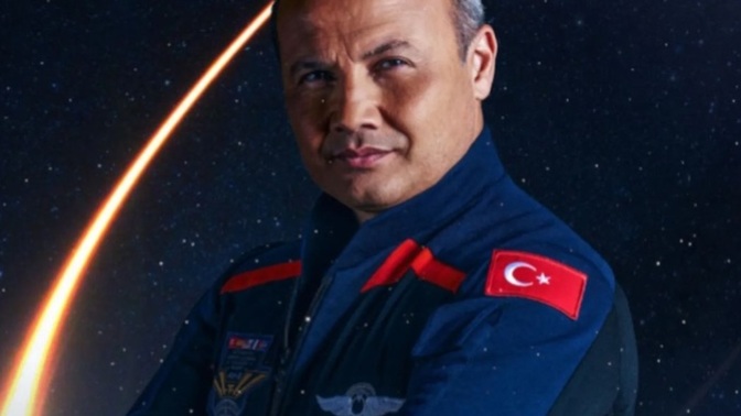 İlk Türk uzay yolcusu Alper Gezeravcı, bu gece 01:11'de uzaya fırlatılacak duygularınızı alalım🎤?