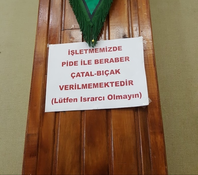 Pidecide çatal bıçak rica ettik, arkamda duran yazıyı gösterdiler! Siz yemek yerken çatal bıçak kullanıyor musunuz?