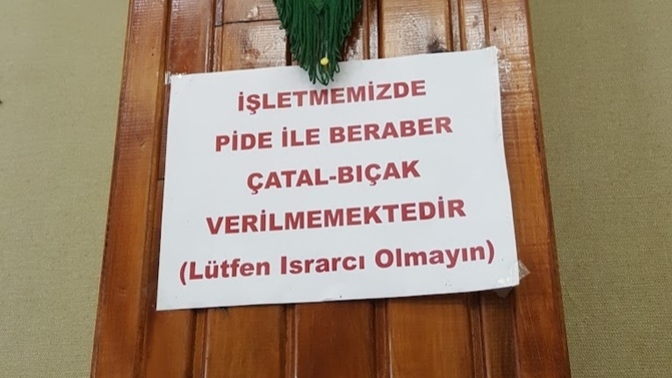 Pidecide çatal bıçak rica ettik, arkamda duran yazıyı gösterdiler! Siz yemek yerken çatal bıçak kullanıyor musunuz?
