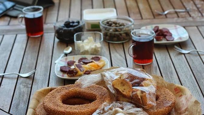 Uyanınca hemen kahvaltı arar mısın?