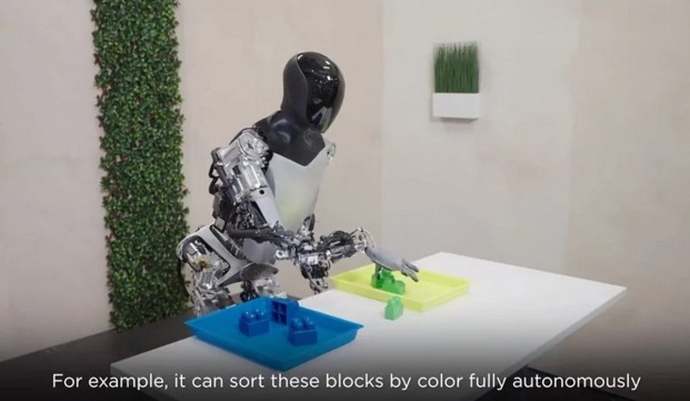 Elon Muskın Tesla robotu bu kez de tişört katladı. Siz robotunuza ne yaptırmak isterdiniz?