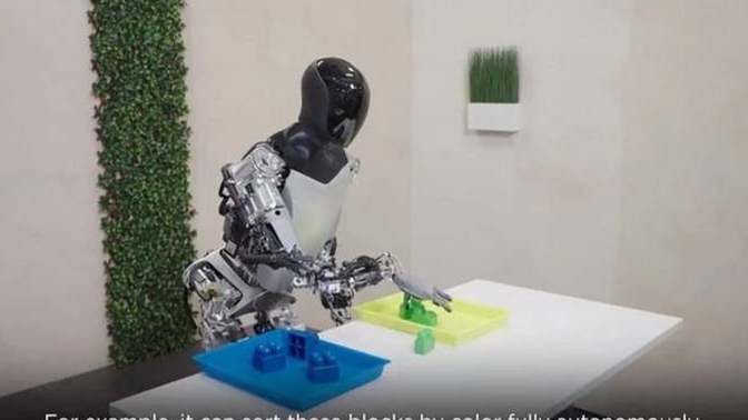 Elon Musk'ın Tesla robotu bu kez de tişört katladı. Siz robotunuza ne yaptırmak isterdiniz?