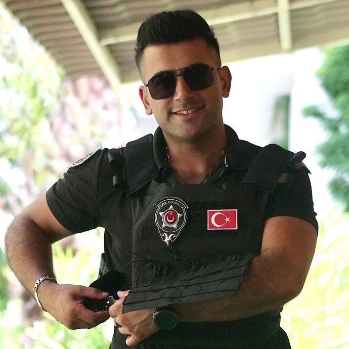 Esmer uzun boylu bir bey yok mu ya?