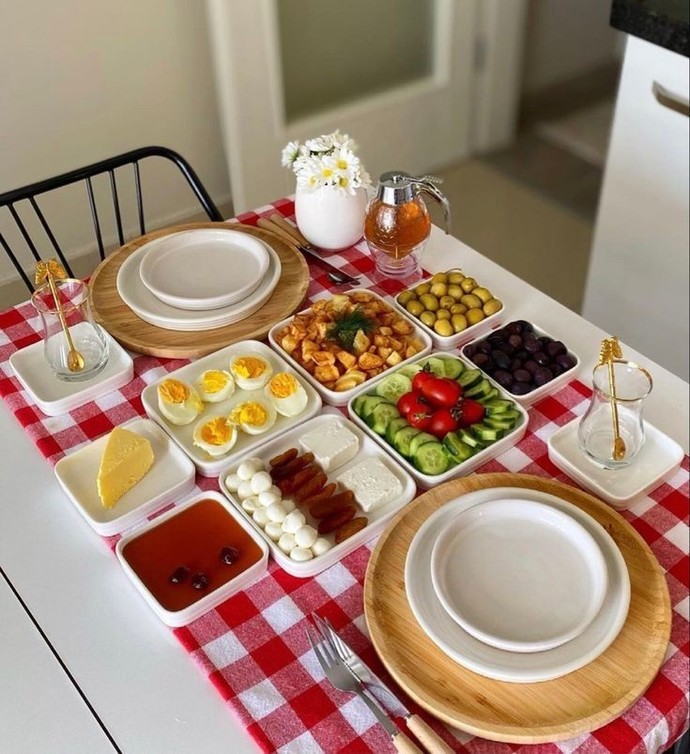 Sevdiceğiniz tatil sabahınızda size böyle bir kahvaltı masası hazırlarsa, tepkiniz ne olurdu?
