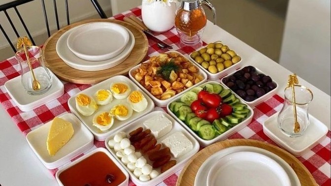 Sevdiceğiniz tatil sabahınızda size böyle bir kahvaltı masası hazırlarsa, tepkiniz ne olurdu?