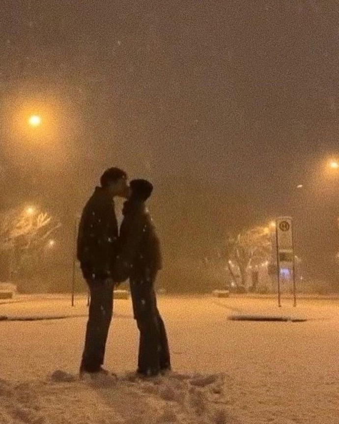 Yakın olmak isteyip uzak kalmak zorunda olduğun biri oldu mu?