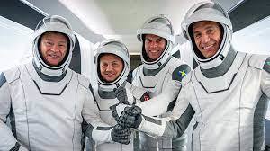 Türkiyenin ilk astronotu Alper Gezeravcının uzaydaki ilk sözü İstikbal göklerdedir oldu! Uzaya çıksaydın ilk sözün ne olurdu?
