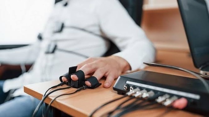 Şu an Yalan Makinesinde teste girsen ve karşında eşin, arkadaşların ve annen baban oturuyor olsalar, testi geçebilir misin?