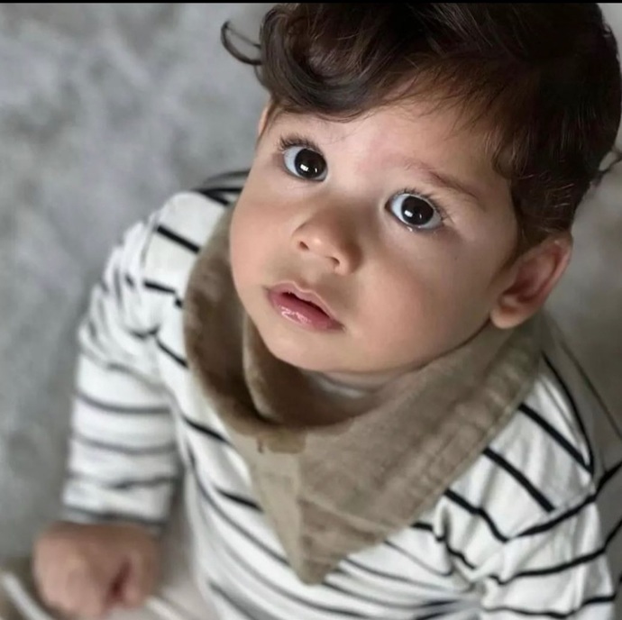 Özçivit & Evcen çifti bir senenin ardından oğulları Keremi ilk defa paylaştı. Sizce anneye mi benziyor babaya mı?