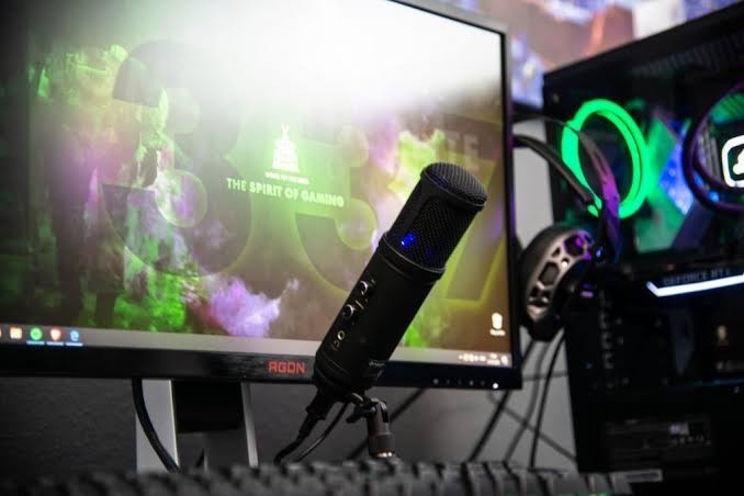 Bugün Twitch üzerinden yayın yapmaya başlasan, hangi oyunları oynardın ve izleyenlere neler anlatmak isterdin?