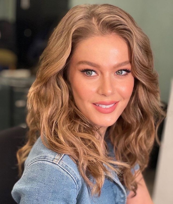 Burcu Biricik 3,5 aylık hamile olduğunu açıkladı! Kız bebek sahibi olacak. Sizce de annelik çok yakışmaz mı 😍?