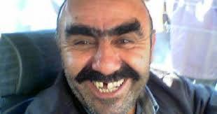 Kalıcı tek kaşlı olmak ile hiç kaşsız olmak arasında bir seçim yapmak zorunda kalsanız hangisini seçerdiniz?