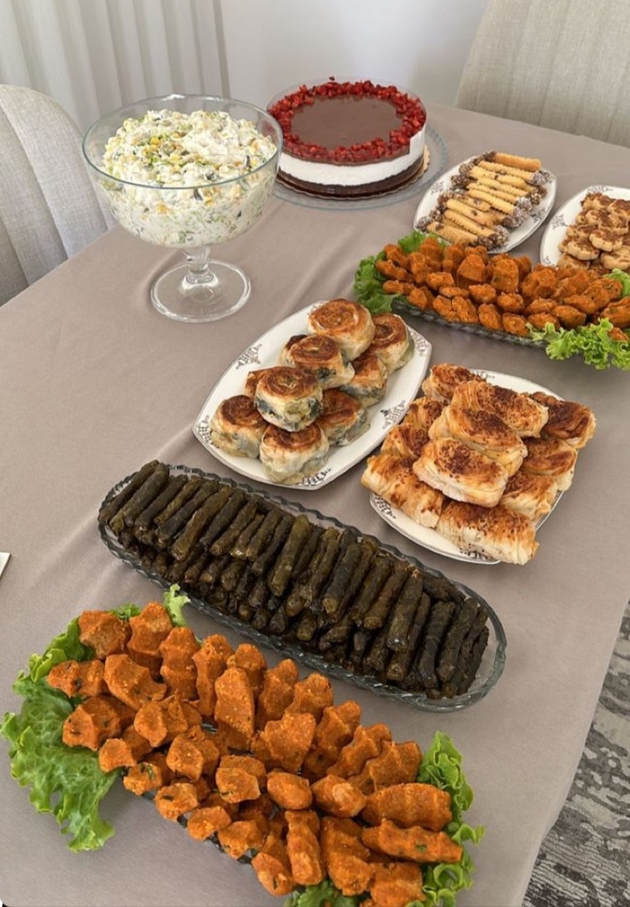 Kalabalık misafirler için yapılabilecek pratik yemekler nelerdir?