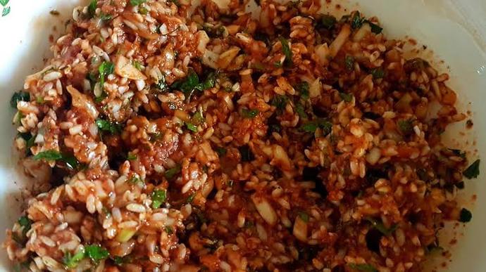 Sarma harcı dediğin nasıl olmalı? Maydanoz ve soğan koyuyor musunuz sarma harcına?