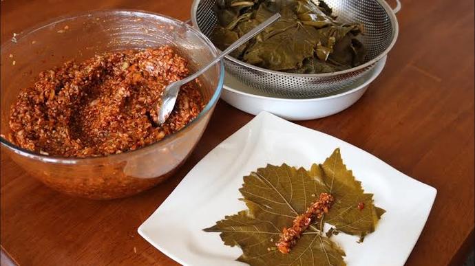 Sarma harcı dediğin nasıl olmalı? Maydanoz ve soğan koyuyor musunuz sarma harcına?