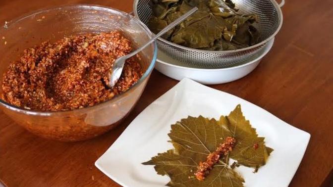 Sarma harcı dediğin nasıl olmalı? Maydanoz ve soğan koyuyor musunuz sarma harcına?