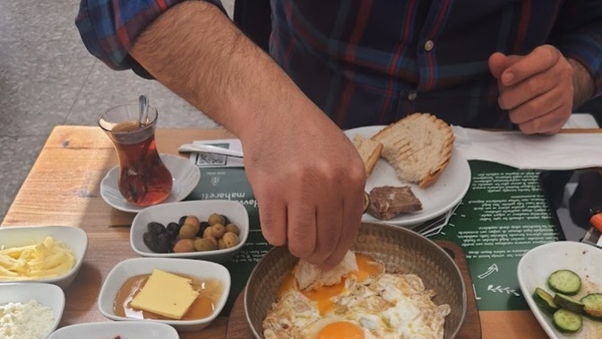 Sofrada çatal bıçak kullanmak yerine, direkt elle yemek yenilmesi sizi rahatsız eder mi?