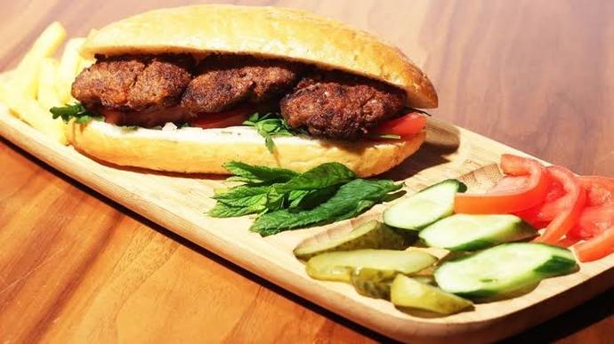 Sucuk ekmek mi köfte ekmek mi?