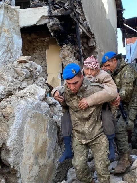 Yüreyemeyince askerlerin sırtına binerek gidecekleri yere ulaştılar? Askerin halkı sırtında taşımak bir görevi var mıdır?