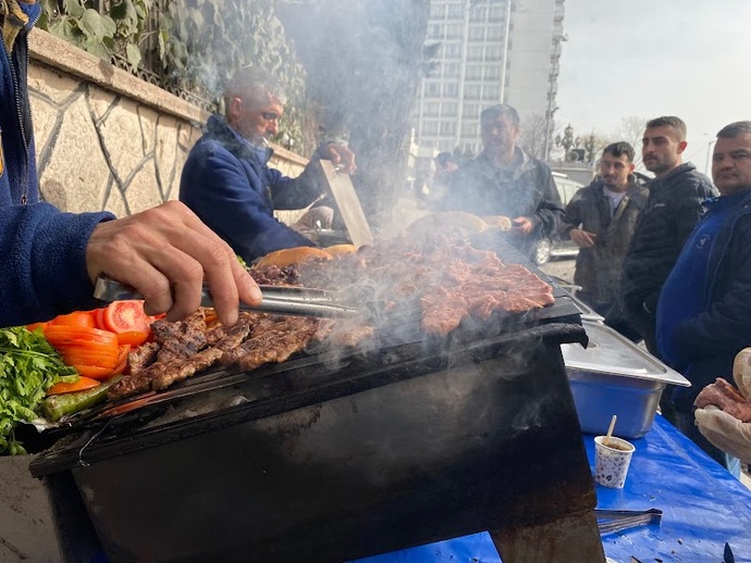 Size göre lezzet sokakta mı yoksa zincir marka köfte ve burgercilerde mi?