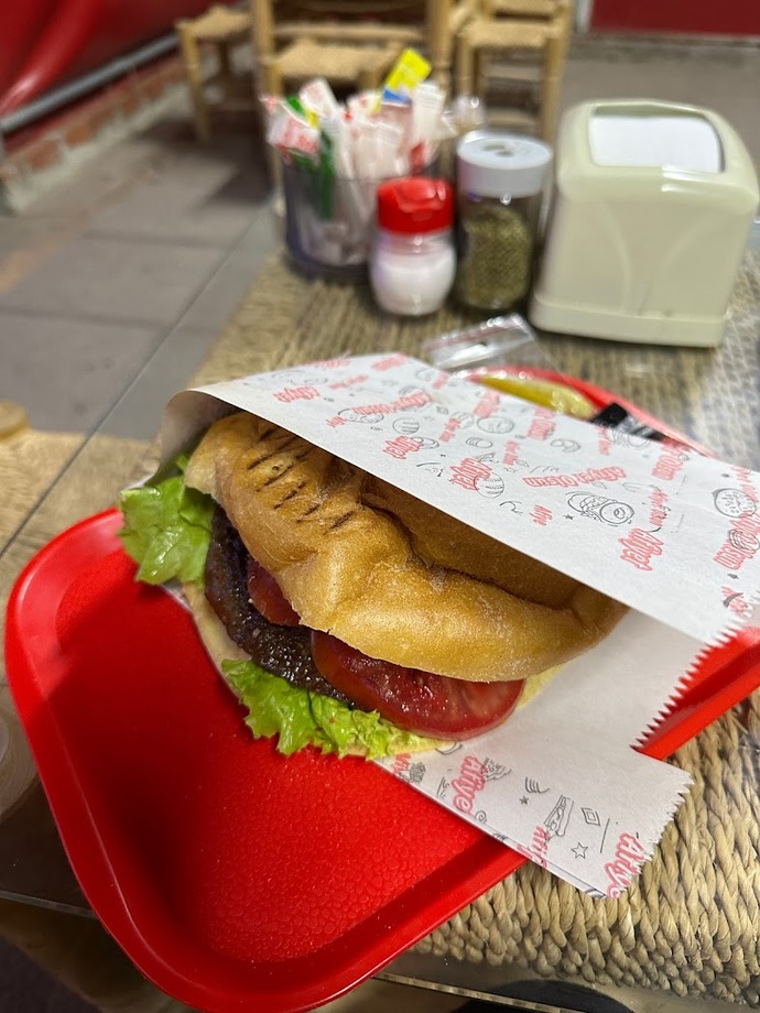 Size göre lezzet sokakta mı yoksa zincir marka köfte ve burgercilerde mi?