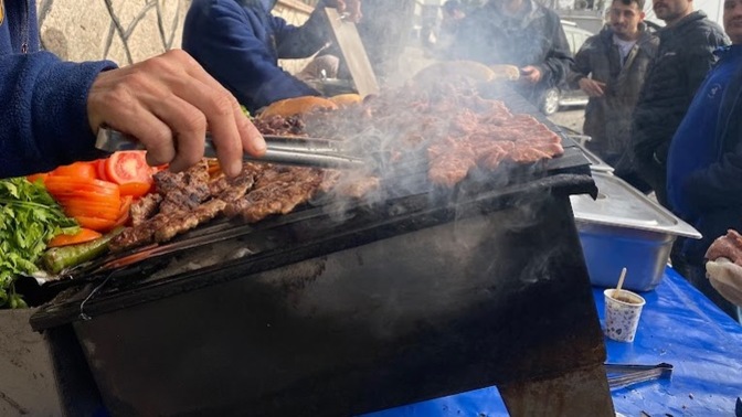 Size göre lezzet sokakta mı yoksa zincir marka köfte ve burgercilerde mi?