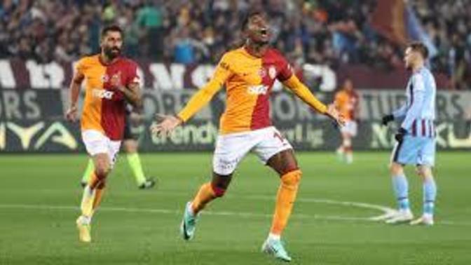 Galatasaray - Trabzonspor'u deplasmanda tarihi farkla 5-1 yenerek çok kritik bir virajı kayıpsız geçti! Maçı nasıl buldunuz?