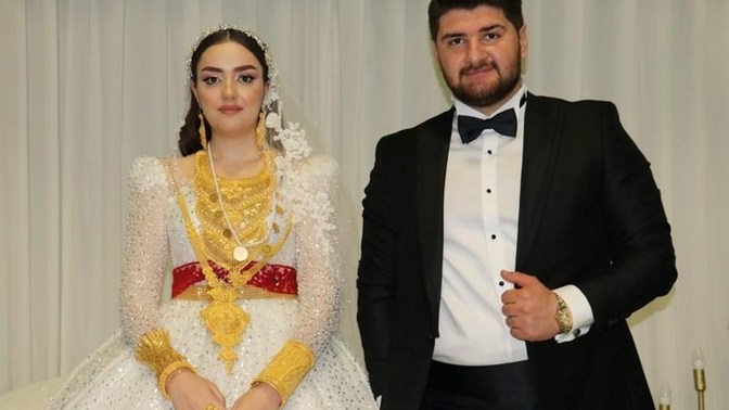 Yakın arkadaşa düğünde ne takılır?
