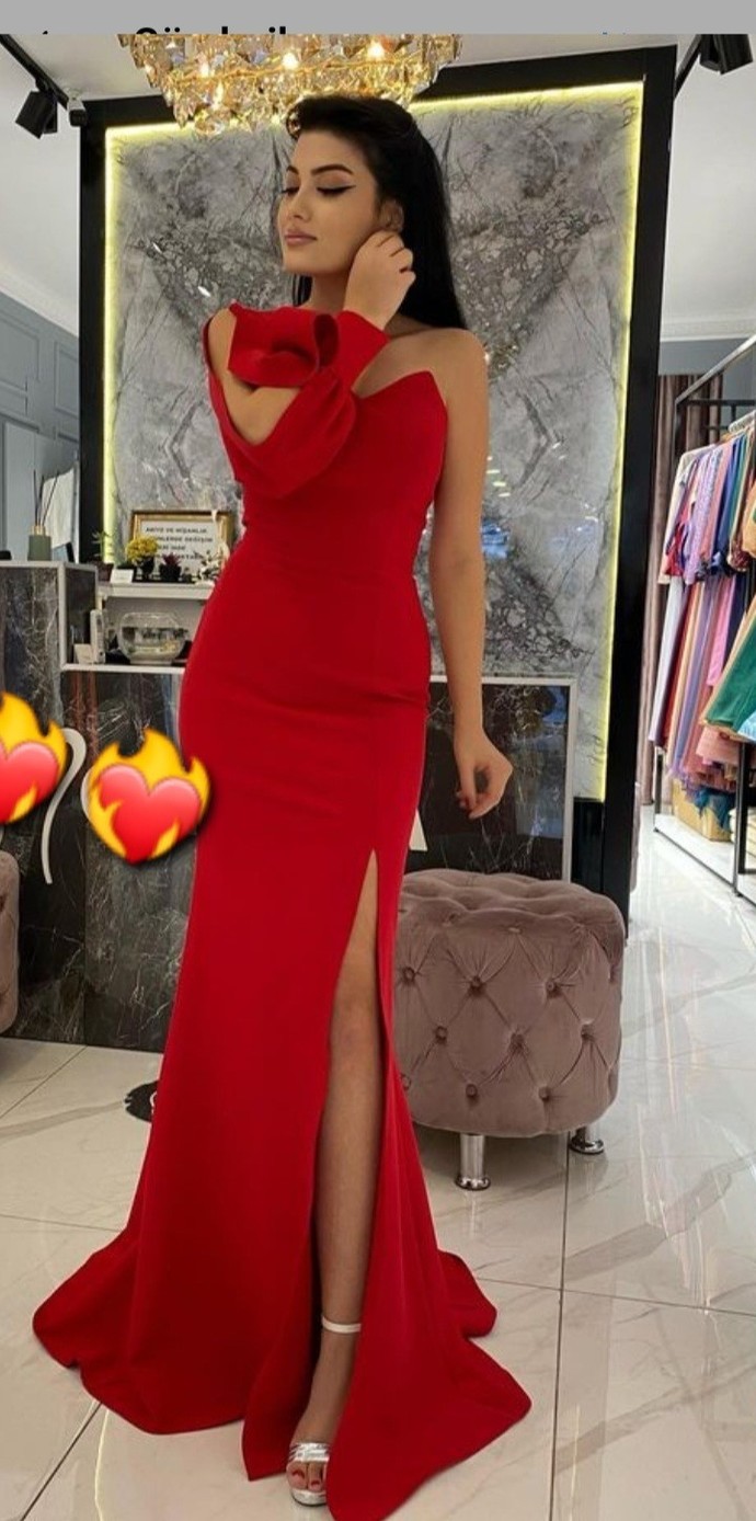 Haftaya istemem var. Sizce hangisi daha çok yakışmış, kız istemesi için hangi elbise daha uygun?