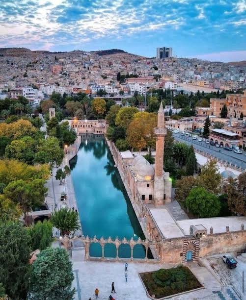 İş seyahati için 3 gün Şanlıurfaya gidiyorum. Muhakkak gezmelisin dediğiniz nereler var?