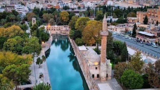 İş seyahati için 3 gün Şanlıurfa'ya gidiyorum. Muhakkak gezmelisin dediğiniz nereler var?