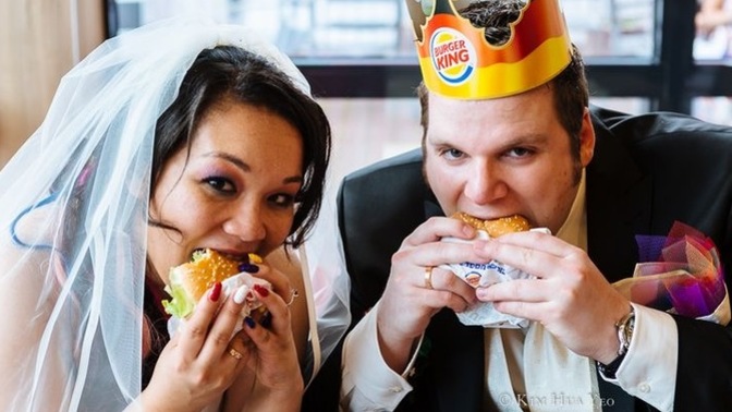 Düğünden sonra eşiniz “Gel hamburger yiyelim” dese gidip yer misiniz?