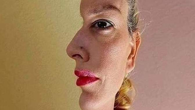 Sizce resimdeki kadın düz mü bakıyor yoksa yan mı👇?