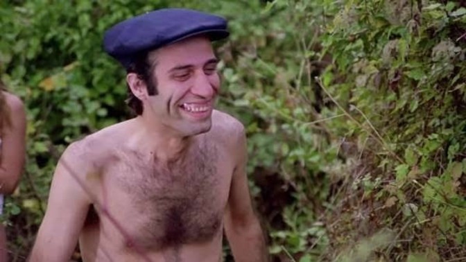 Kemal Sunal'in öpüşme sahnesinin olduğu ilk ve tek filmi hangisidir?