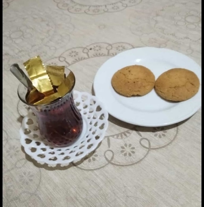 Şu çayı altın tozu dökmeden içemeyen bir tek ben mi varım acaba?